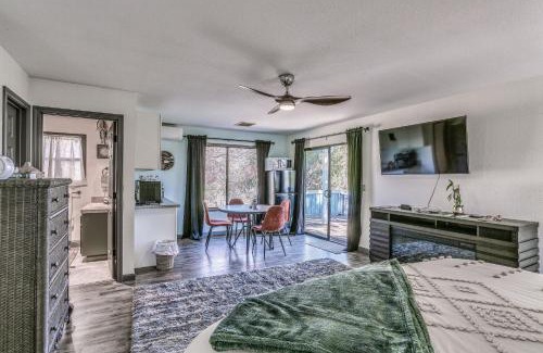 Ahwahnee Apartment | Cozy Studio with Well-Being Retreat Near Yosemite!