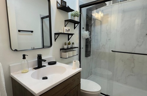 Clifton Cabin | Cozy Stylish 2 Bedroom renovated with Yard Access