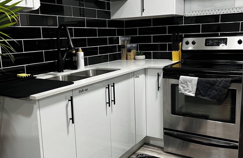 Southwest Edmonton Apartment | Cozy & Stylish 2 Bedroom Basement Apartment in SW Edmonton