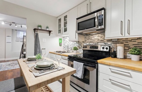 Streetsville House | Cozy & Stylish 2BR w/Hot Tub & Fireplaces