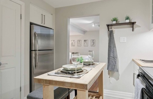 Streetsville House | Cozy & Stylish 2BR w/Hot Tub & Fireplaces