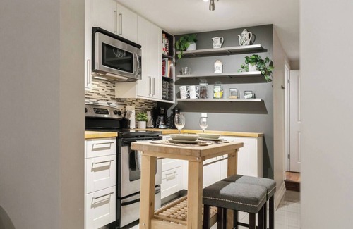 Streetsville House | Cozy & Stylish 2BR w/Hot Tub & Fireplaces