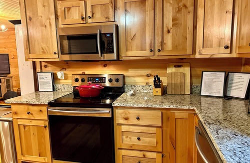 Murphy Cabin | Cozy, Stylish CABIN Near Blue Ridge, Murphy, Blairsville; HOT TUB; FIRE PIT