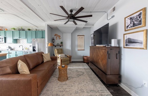 Sandusky Condo | Cozy/Stylish Chesapeake Sunrise Retreat-1 King Bed