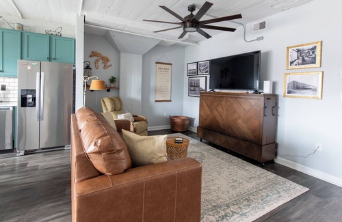 Sandusky Condo | Cozy/Stylish Chesapeake Sunrise Retreat-1 King Bed
