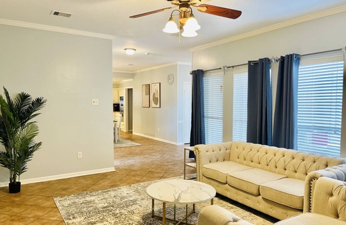 Barker House | Cozy & Stylish Home Houston