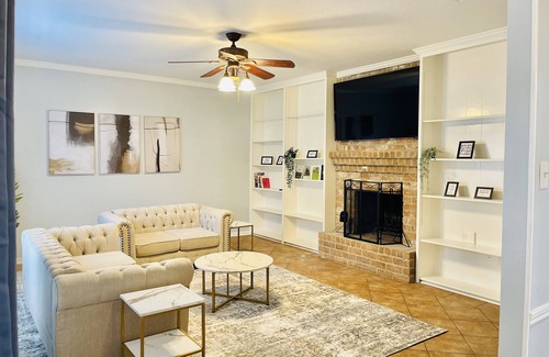 Barker House | Cozy & Stylish Home Houston