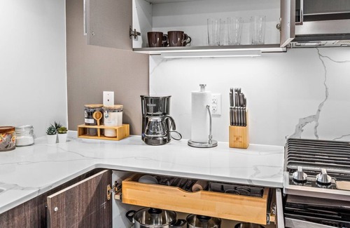 Constable Hook Condo | Cozy Stylish retreat - NYC & NWK w/free parking
