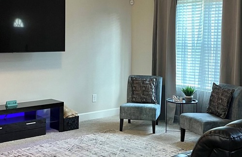 Stockbridge House | Cozy Stylish Townhome - 2 Bd 30+ Day Vacation Rental