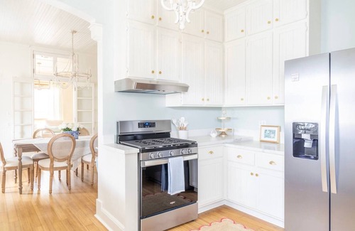 La Grange House | Cozy & Stylish + Walk to Ice Plant + 15 min to Round Top + The Moli