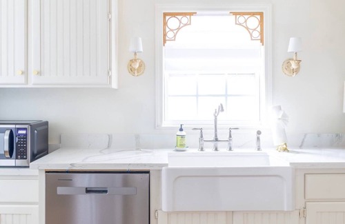 La Grange House | Cozy & Stylish + Walk to Ice Plant + 15 min to Round Top + The Moli