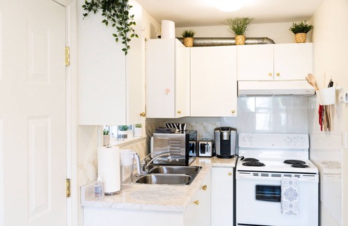 Fraserview House | Cozy Suite in Vancouver, Transit in-front of house
