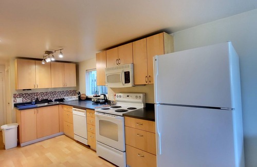 Renfrew-Collingwood House | Cozy suite w/2 beds & full kit.