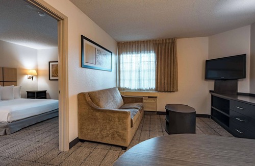 Fossil Creek Hotel | Cozy Suite w/Full Kitchen & Spacious Work Area, Ideal for Long Stays
