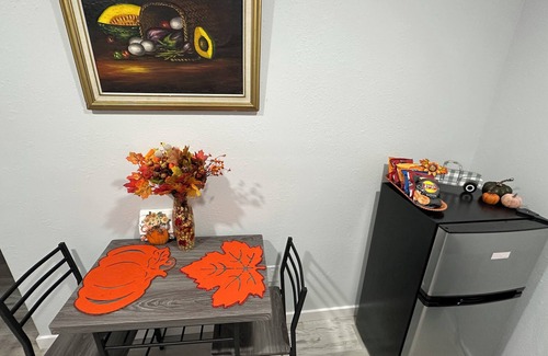 Barker Apartment | Cozy suite with private entrance!Brand New! Ac,WiFi, soundbar,55' Tv and more!