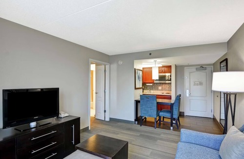 Lexington Hotel | Cozy Suites near Fayette Mall, University of Kentuck | Free Breakfast & Parking