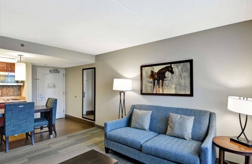 Lexington Hotel | Cozy Suites near Fayette Mall, University of Kentuck | Free Breakfast & Parking