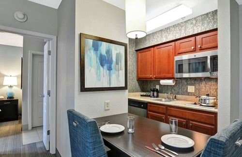Lexington Hotel | Cozy Suites near Fayette Mall, University of Kentuck | Free Breakfast & Parking