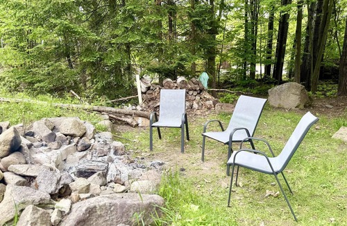 Sainte-Adele House | Cozy, Sunlit Family Retreat in Sainte-Adèle – Near Ski, Trails & Spa!
