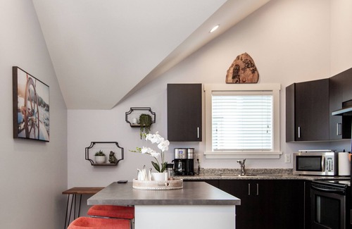 Langford House | Cozy Sunrise 1BR Suite
