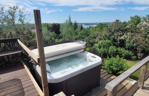 Roseneath Cottage | Cozy Sunset Cottage Overlooking Rice Lake