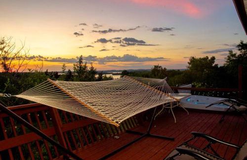 Roseneath House | Cozy Sunset Cottage Overlooking Rice Lake
