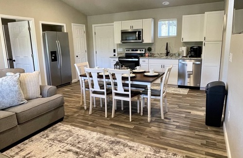 Franklin House | Cozy Sunset Retreat with a Beautiful Mountain View!