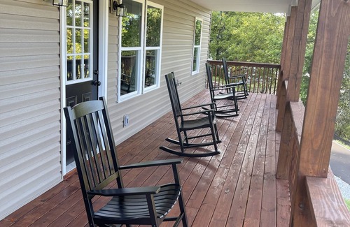 Franklin House | Cozy Sunset Retreat with a Beautiful Mountain View!