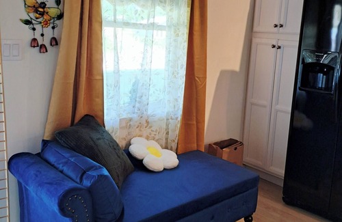 Litchfield Cottage | Cozy Sunshine Cottage on Woodbury Pond