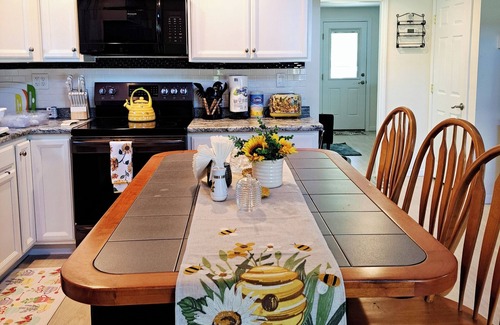Litchfield Cottage | Cozy Sunshine Cottage on Woodbury Pond