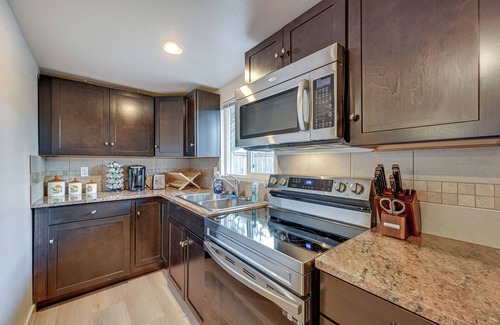 South Tacoma Apartment | Cozy Tacoma Getaway w/Grill & Hot Tub!