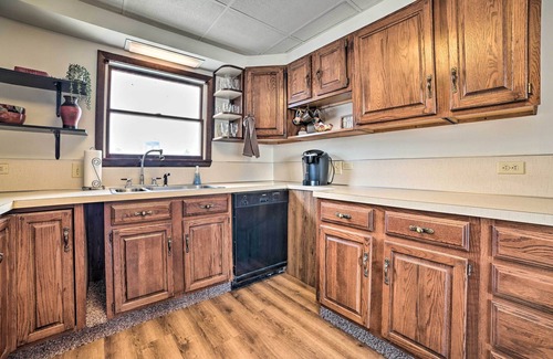 Tawas City House | Cozy Tawas City Home w/Views of Lake Huron!