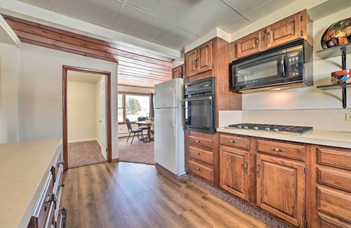 Tawas City House | Cozy Tawas City Home w/Views of Lake Huron!