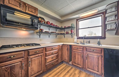 Tawas City House | Cozy Tawas City Home with Views of Lake Huron!