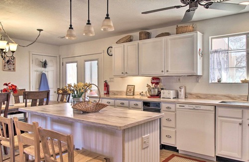 Taylor House | Cozy Taylor Home w/ Fireplace - Hiking Nearby