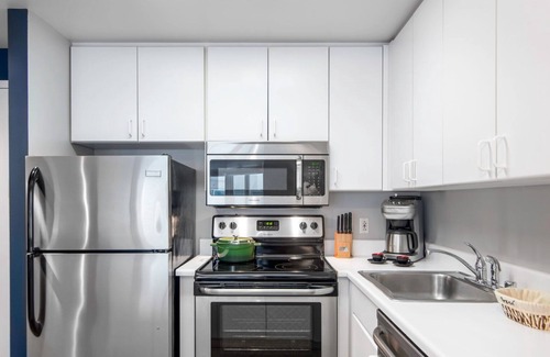 North Beach Apartment | Cozy Telegraph Hill Studio, w/Spa, near Coit Tower by Blueground