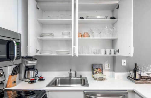 North Beach Apartment | Cozy Telegraph Hill Studio, w/Spa, near Coit Tower by Blueground