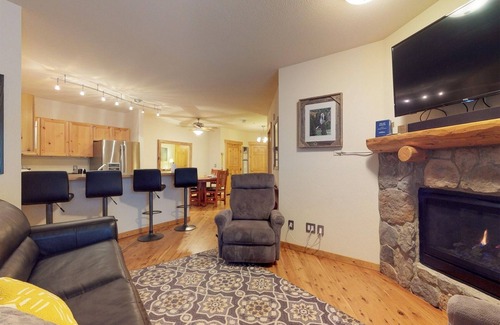 Mountain House Condo | Cozy Tenderfoot Lodge 2BR w/hot tub & patio - steps to Mountain House Ski Base!