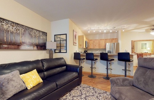 Mountain House Condo | Cozy Tenderfoot Lodge 2BR w/hot tub & patio - steps to Mountain House Ski Base!
