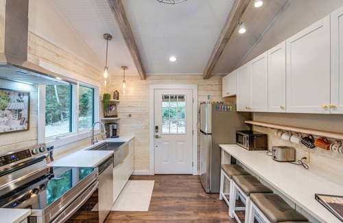 Linden Cabin | Cozy Tennessee Retreat w/Patio & Charcoal Grill!