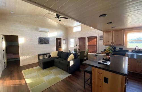 Paige Cabin | Cozy Texas Cabin w/Deck, Pond and Full kitchennn