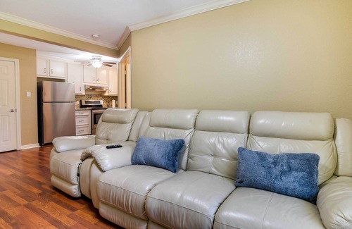 Texas City Apartment | Cozy Texas City Guest House - 5 Mi to Beach!