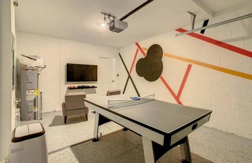 Four Corners House | Cozy Thematic 2BR with Console & Private Game Room