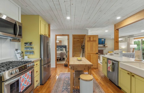 Mirror Lake Cottage | Cozy three bed home in Mirror Lake area just outside of a mile from downtown