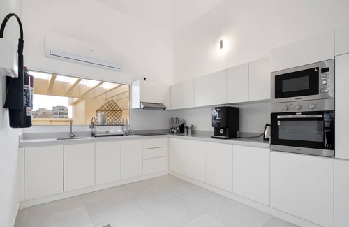 Al Mankhool House | Cozy Three Bedroom House