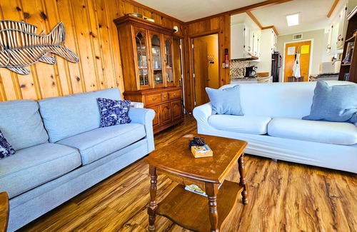 Burnside Island House | Cozy Tidal Creek Retreat- 3 Bedrooms with Bunk Beds