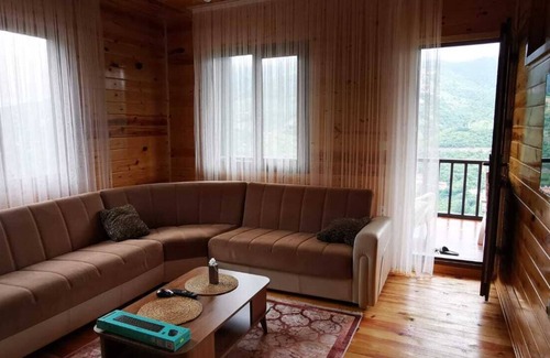 Akcaabat House | Cozy Timber Mountain House - 20min to city center