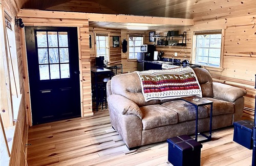 Seneca Rocks Cabin | Cozy Tiny Cabin with Hot Tub, 3 Minutes to Seneca Rocks Park Entrance