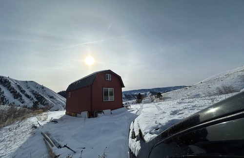 Lemhi County Cottage | Cozy Tiny Home. 30 mins from Lost Trails Ski Area and 30 mins from Salmon.
