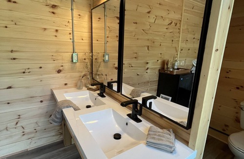 Caledon Cabin | Cozy tiny home, immersed in the forest, overlooking the pond!